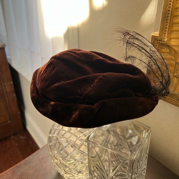 Vintage 1930s Velvet Hat with Feathers - Picture 4 of 7